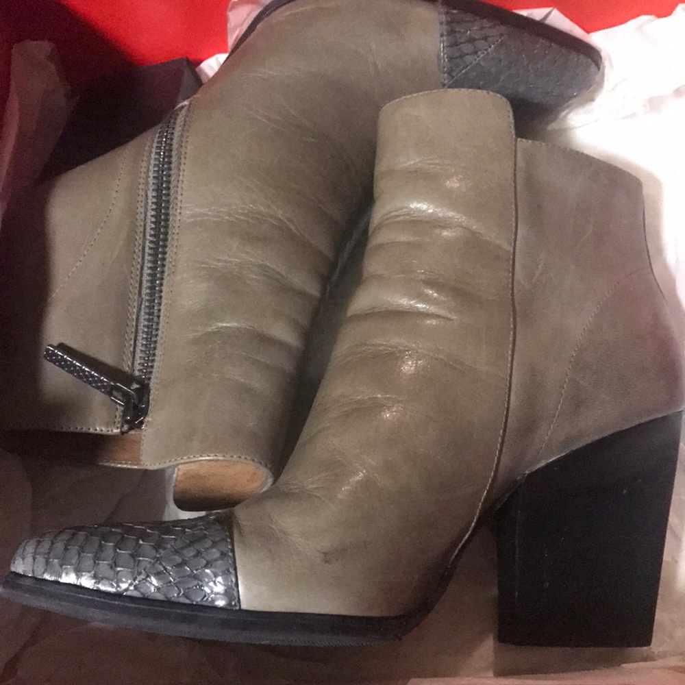 Donald pliner snake skin toe heeled boots
